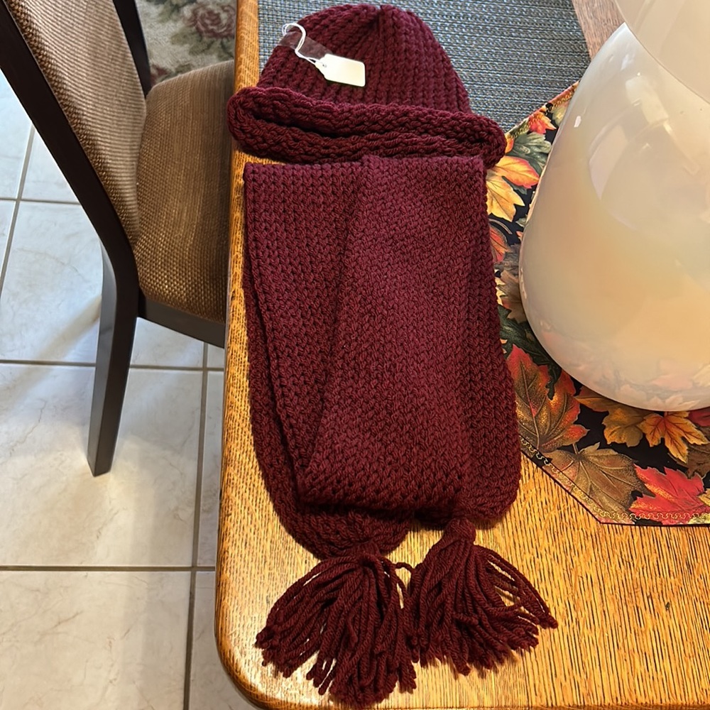 Beautiful Girl’s Handmade knit Burgundy Hat and scarf with Pompoms ends scarf - Picture 5 of 9